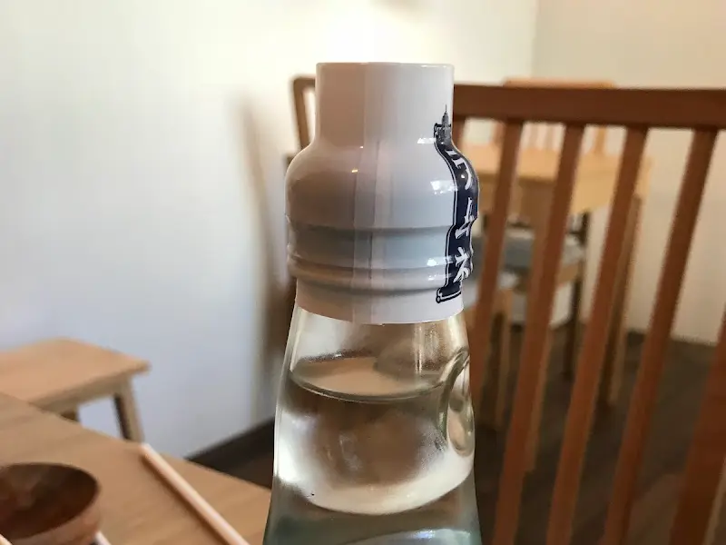 일본 사이다 병의 클로즈업 사진