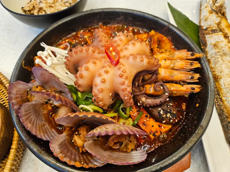 신선한 해산물이 가득한 갈치조림