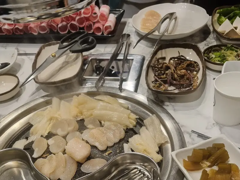 불판 위에서 익어가는 관자와 백김치