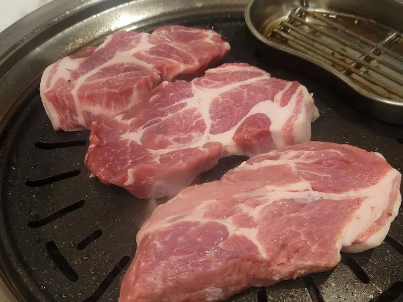 불판에 올려진 목살의 모습