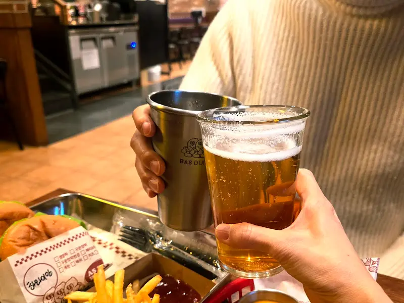 시원한 맥주와 함께 즐기는 햄버거