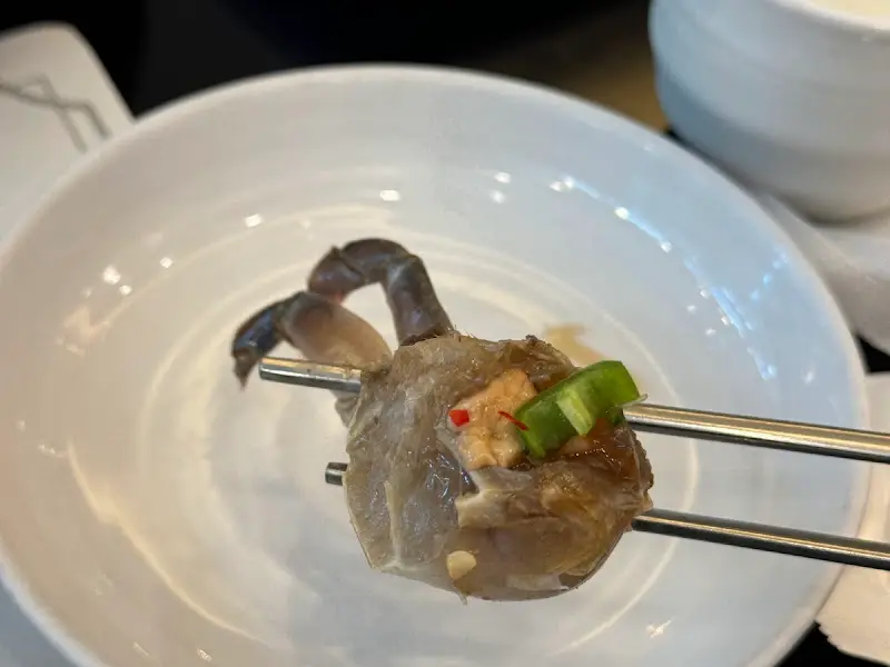 젓가락으로 집어 올린 게장