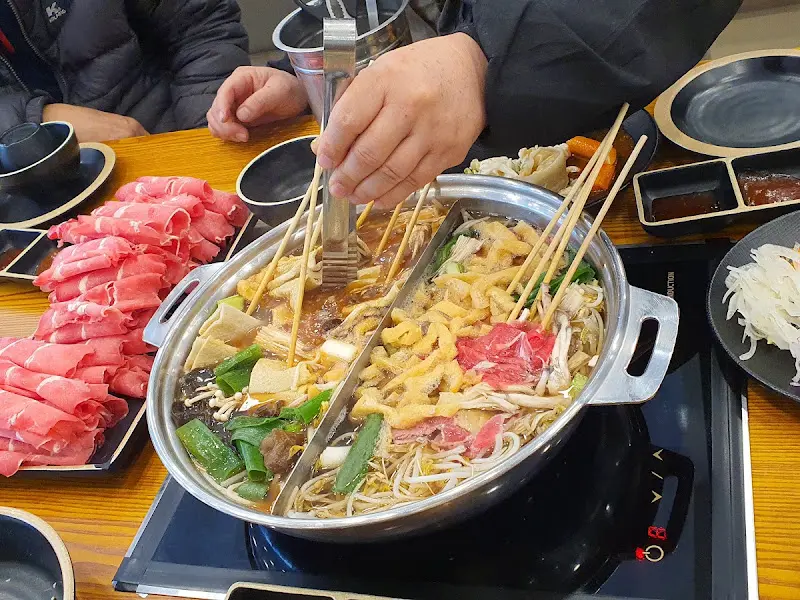 샤브샤브를 즐기는 모습