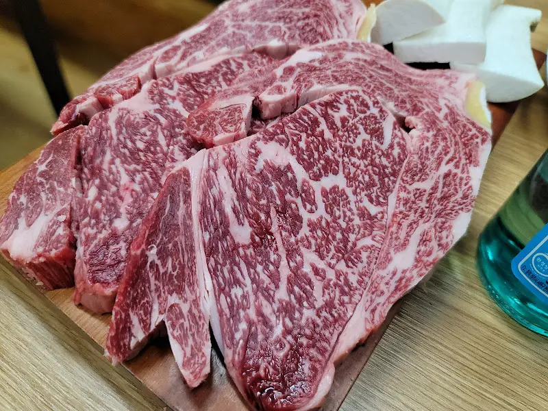 나무 도마 위에 담긴 한우. 신선함이 느껴진다.