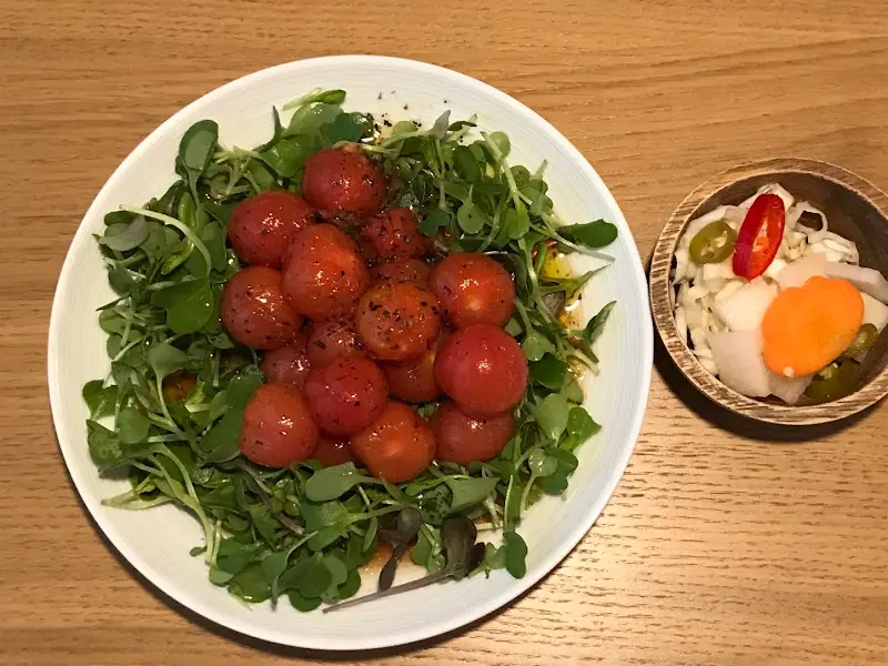 토마토 샐러드와 당근 절임이 함께 놓여있는 모습