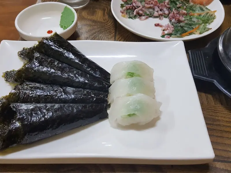 김 위에 밥과 회를 올리고 와사비 살짝 올려 먹으면 꿀맛