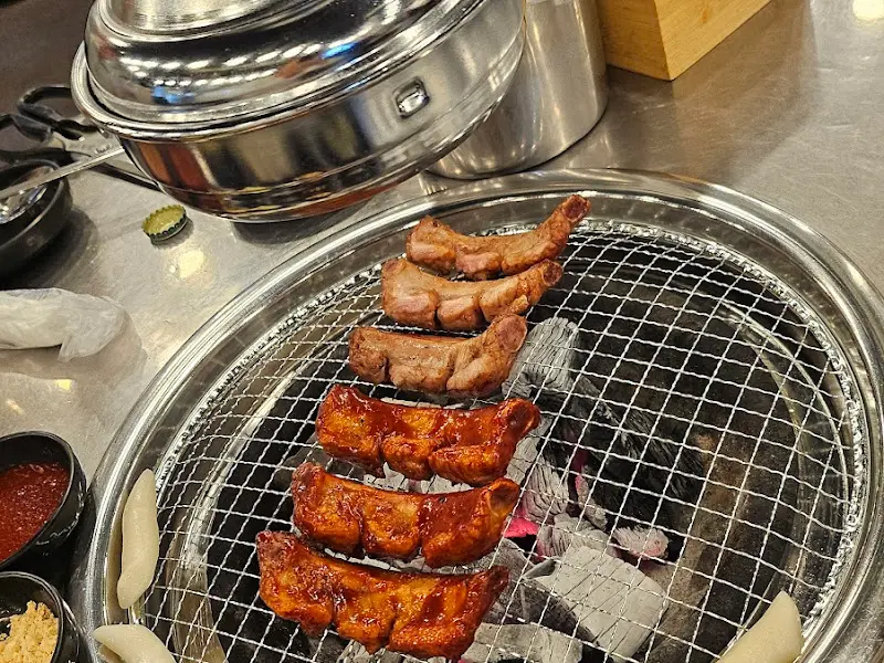 숯불 위에서 익어가는 쪽갈비