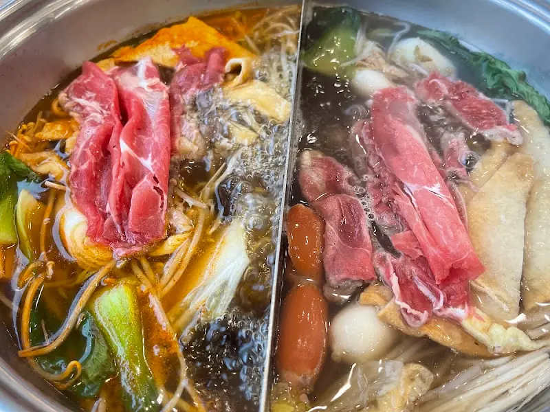 다양한 재료가 가득 담긴 샤브샤브