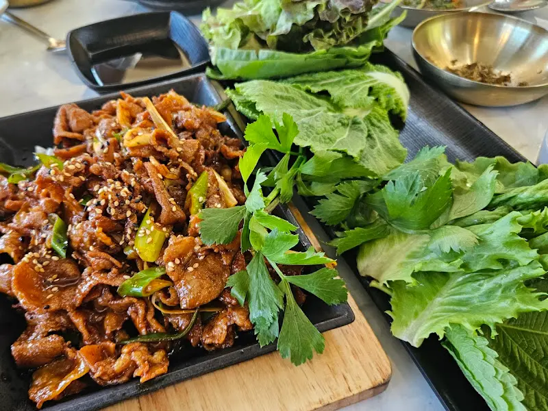 보기만 해도 군침이 도는 제육 쌈밥