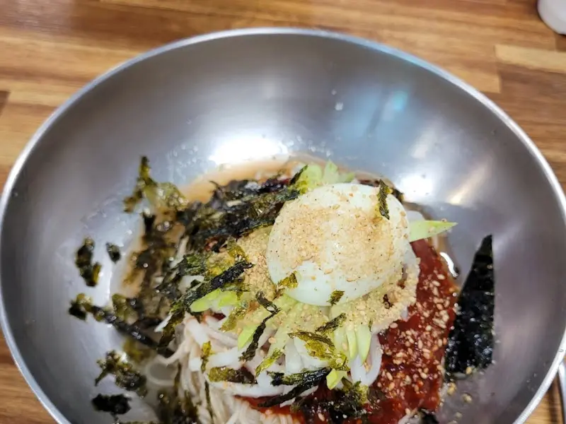 비빔 막국수의 먹음직스러운 모습
