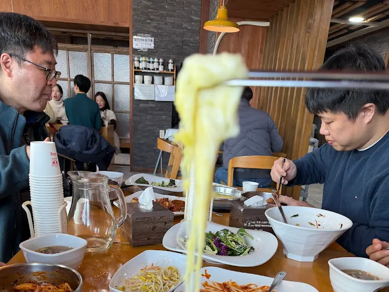 쭈꾸미를 치즈에 찍어 먹는 모습