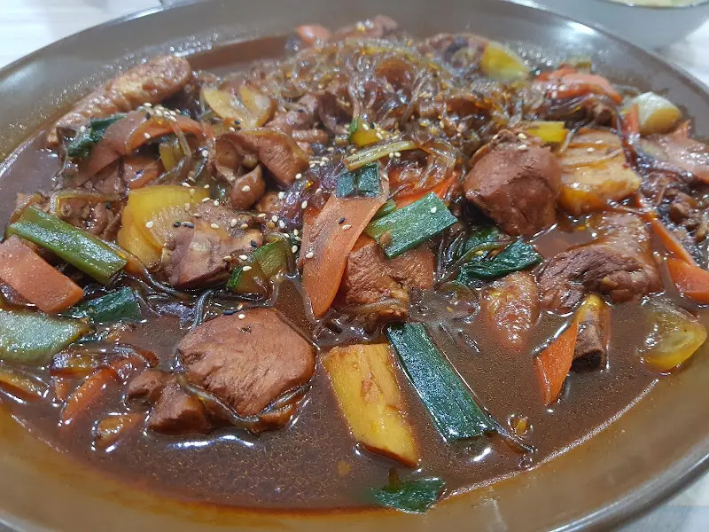 다양한 야채와 닭고기가 어우러진 찜닭