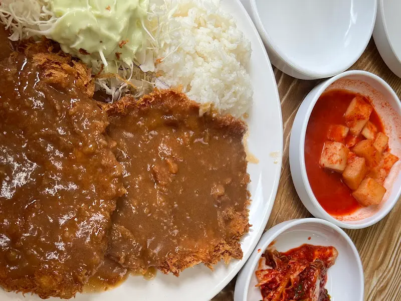 소스가 듬뿍 뿌려진 수제 돈까스