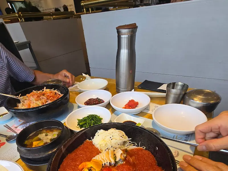 푸짐한 한 상 차림. 혼자 먹기엔 많아 보이지만, 남김없이 해치웠다.