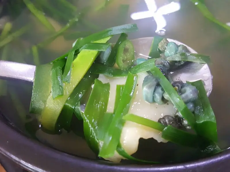 숟가락 위에 올려진 다슬기