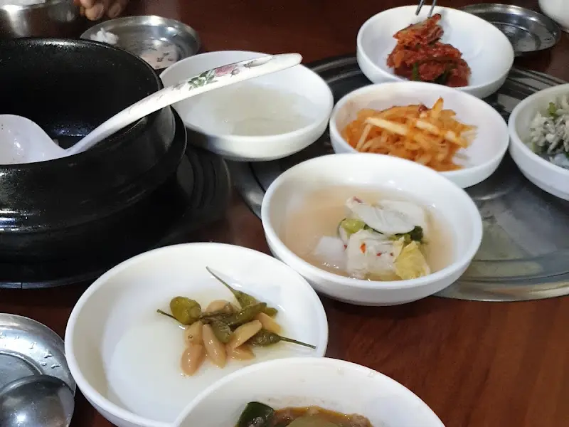 다양한 밑반찬과 뚝배기에 담긴 된장찌개