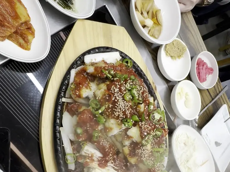 양념 장어구이와 다양한 밑반찬