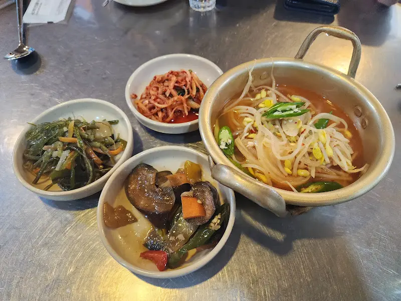 정갈하게 담겨 나온 기본 반찬들