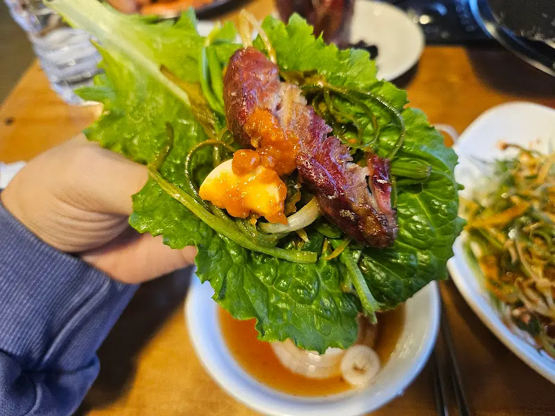 통갈비를 쌈에 싸서 한입