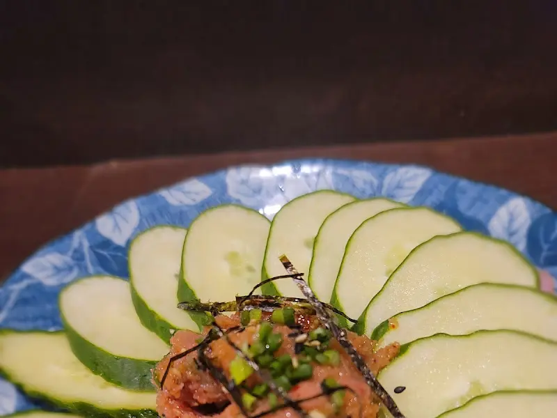 싱싱한 오이와 함께 제공되는 명란무침