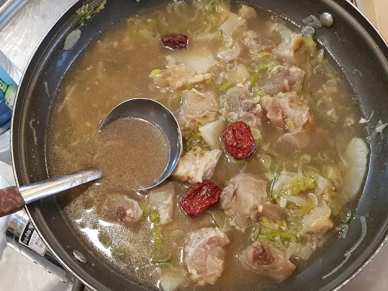 뽀얀 국물이 인상적인 스지탕