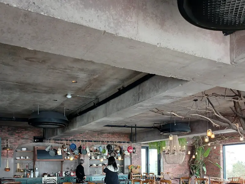 천장이 높은 3층 내부 모습