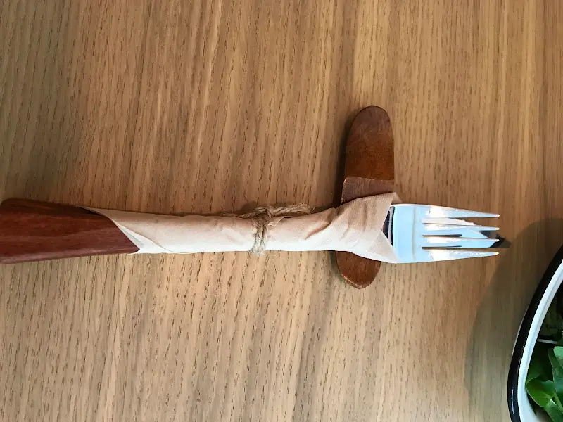 나무 받침대 위에 놓인 포크와 나이프