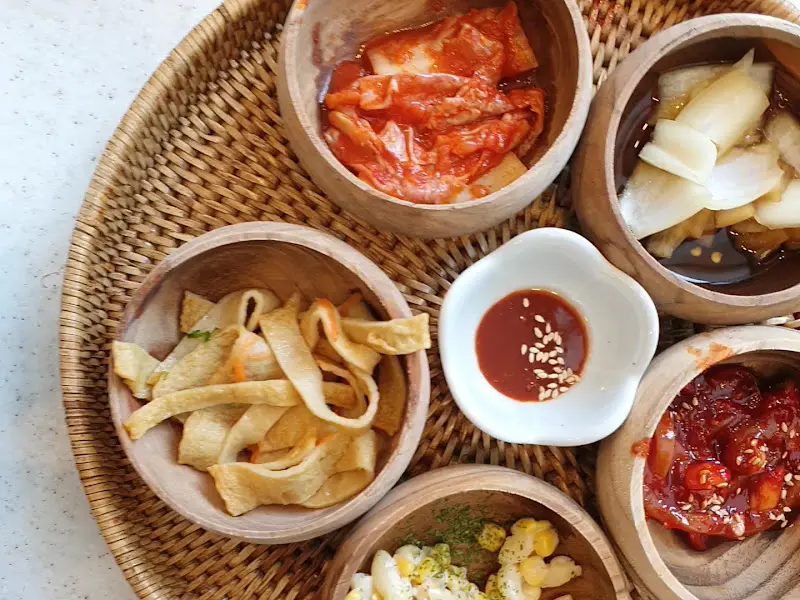 다채로운 반찬 구성