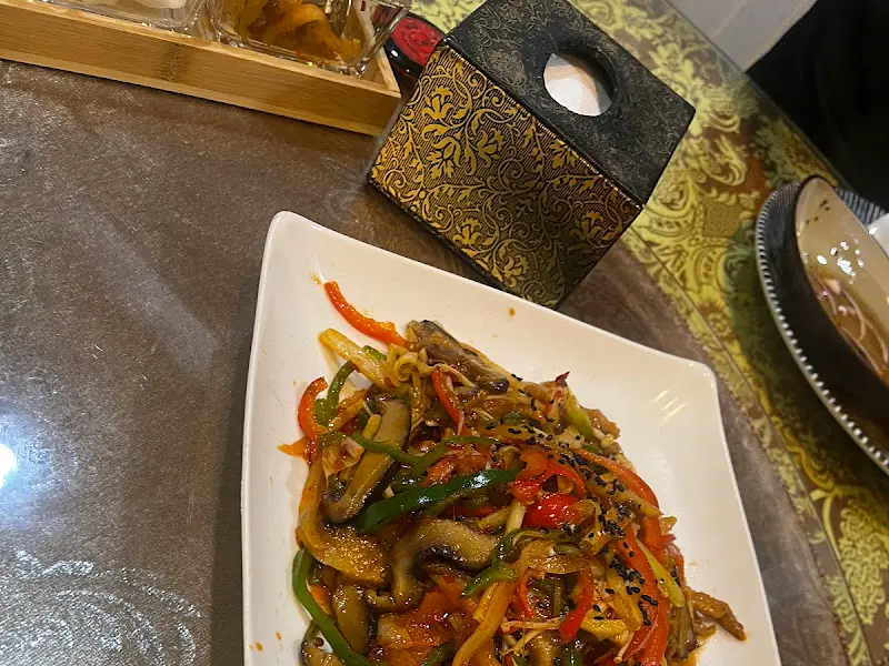 테이블 위에 놓인 유산슬 요리