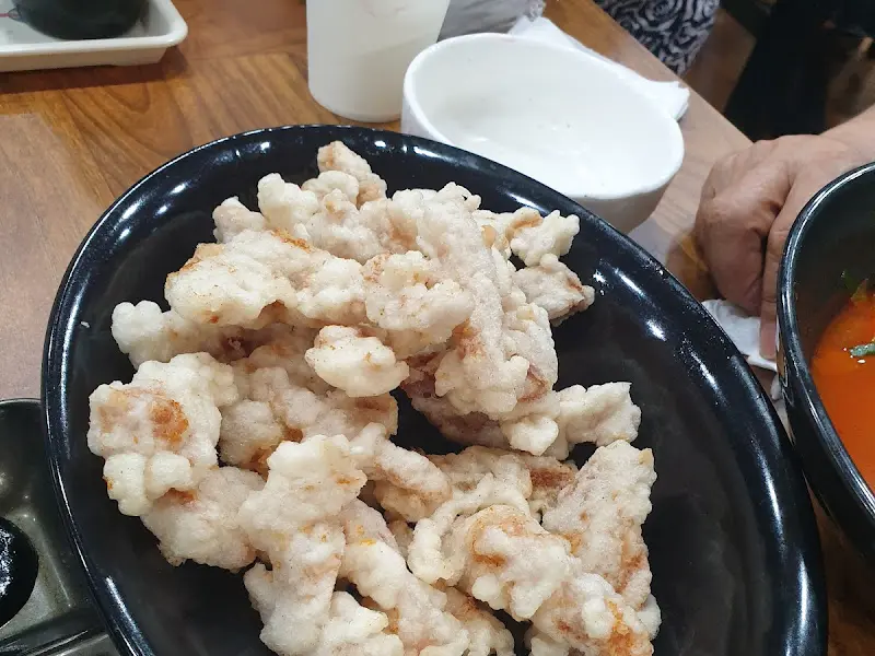 찹쌀 탕수육의 바삭함이 느껴지는 사진