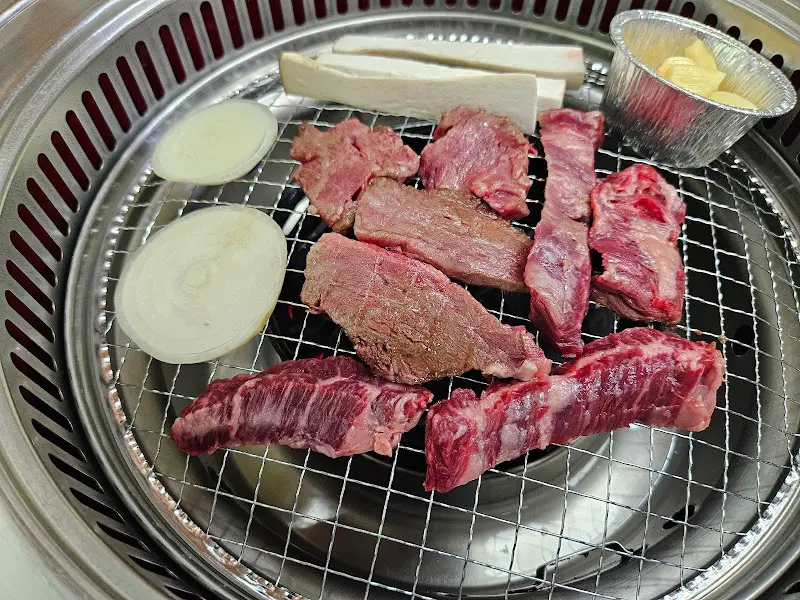 불판 위에서 구워지고 있는 한우 모듬