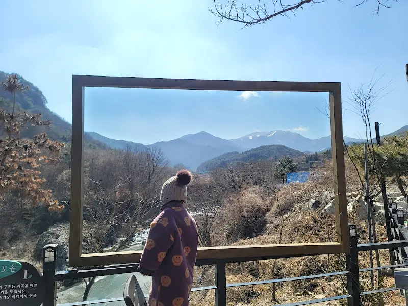 액자 프레임 포토존에서 사진을 찍는 아이