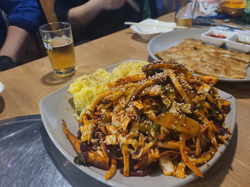 오징어 볶음과 소면, 그리고 맥주 한 잔