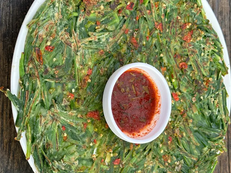 살짝 매콤한 맛이 더해진 부추전