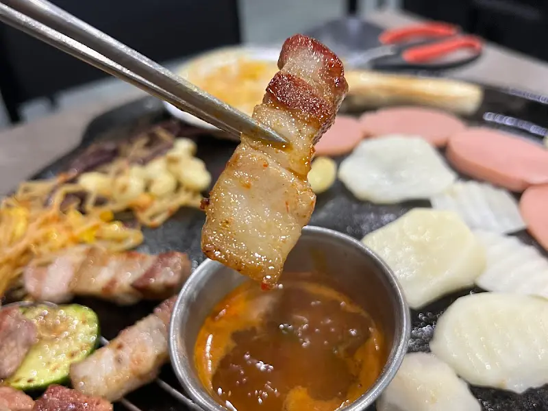 멜젓에 찍은 삼겹살