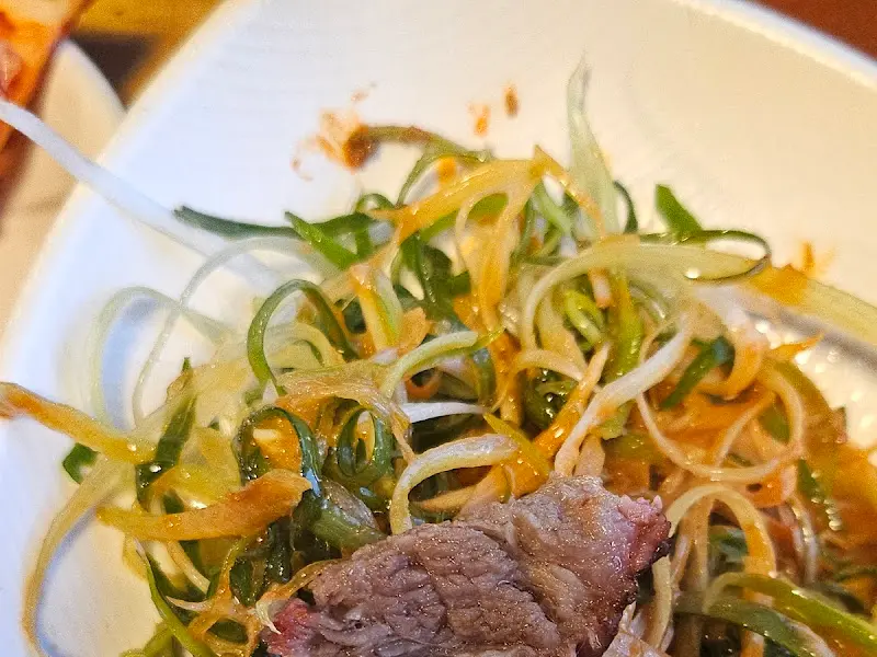 잘 구워진 고기와 파채