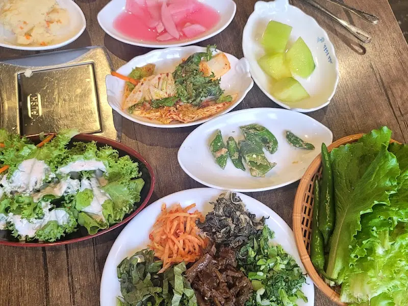 흑돼지와 함께 곁들여 먹는 다양한 반찬들