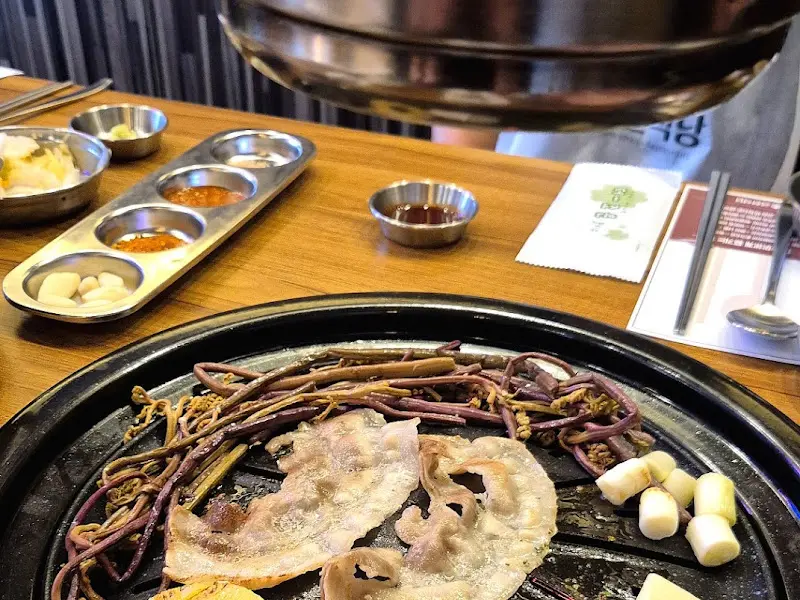 테이블 위에 놓인 다양한 소스와 밑반찬