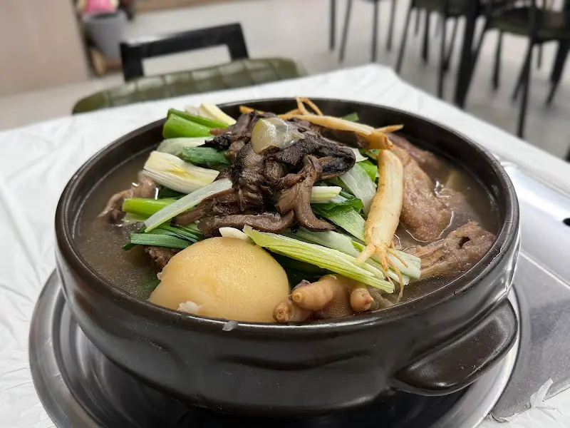 인삼과 능이버섯이 들어간 능이백숙