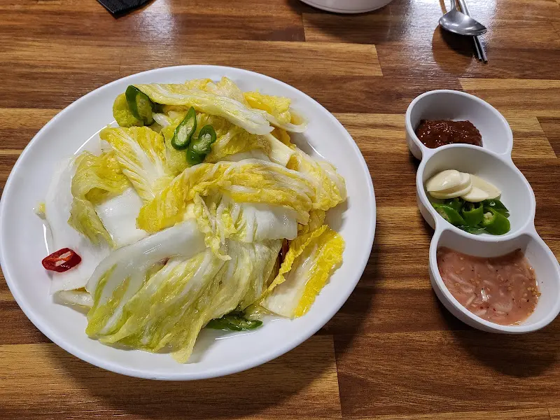 수육과 함께 제공되는 다양한 곁들임