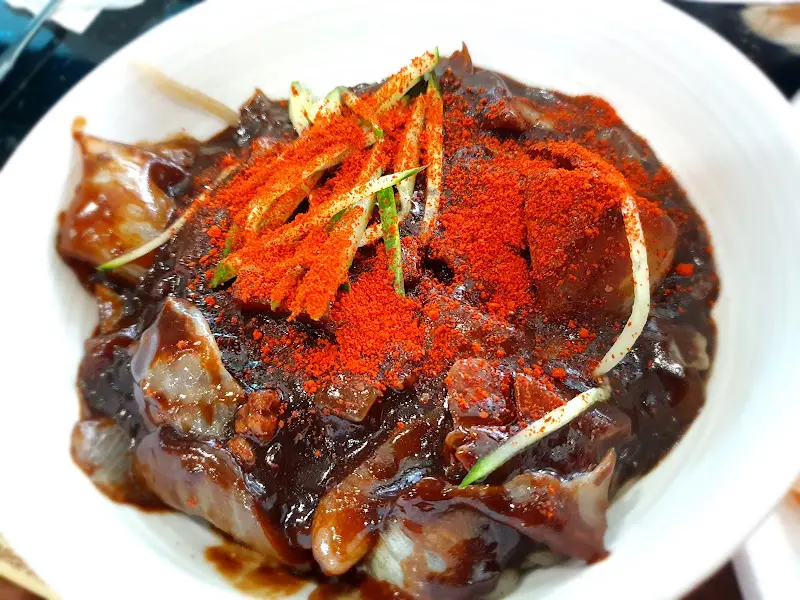 고춧가루가 뿌려진 짜장면 클로즈업 사진