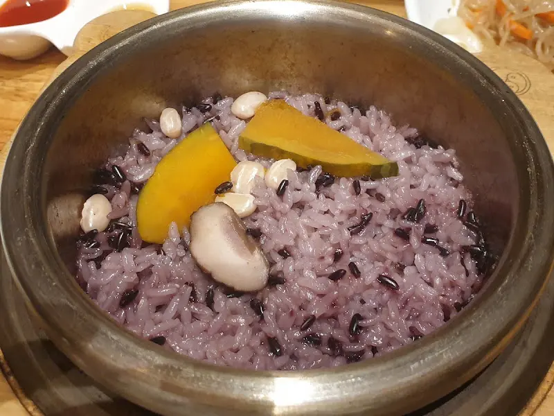 해물이 듬뿍 들어간 솥밥