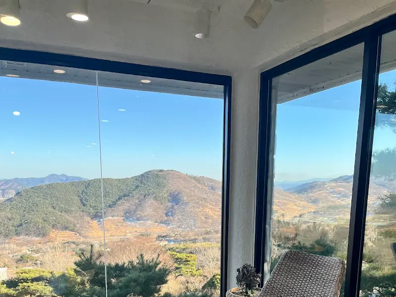 통창으로 보이는 산과 하늘