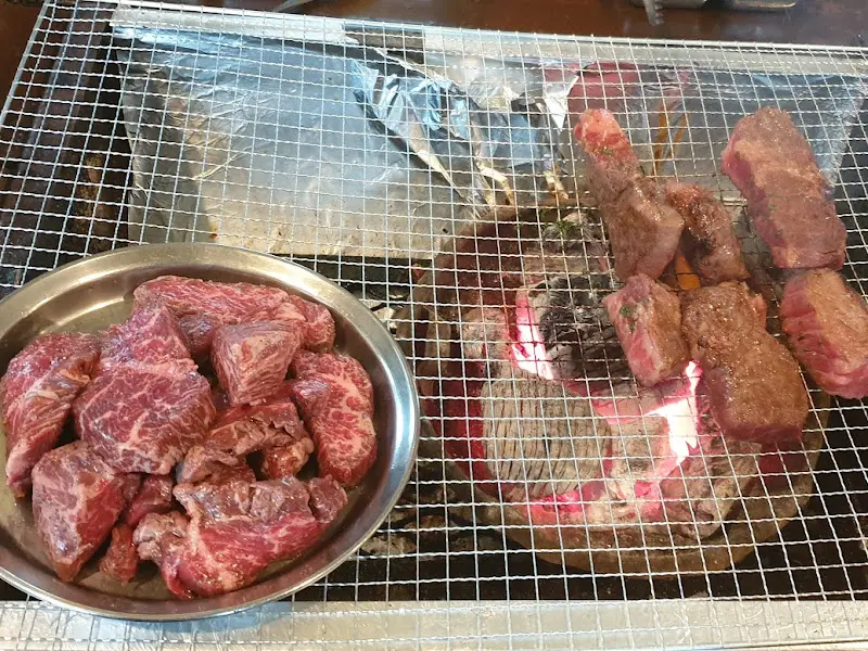 고기를 다 먹고 난 후 쌈장찌개와 밥을 함께 즐기는 모습