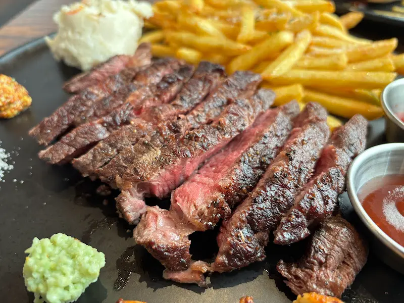 미디엄 레어로 구워진 부채살 스테이크