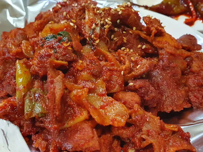 빨갛게 양념된 오징어 두루치기