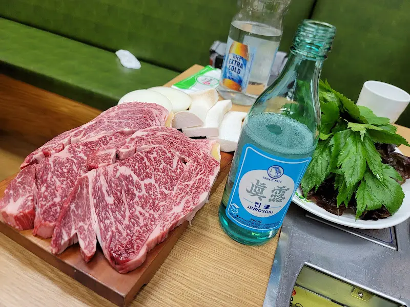 테이블 위에 놓인 한우 모듬과 소주. 완벽한 조합이다.