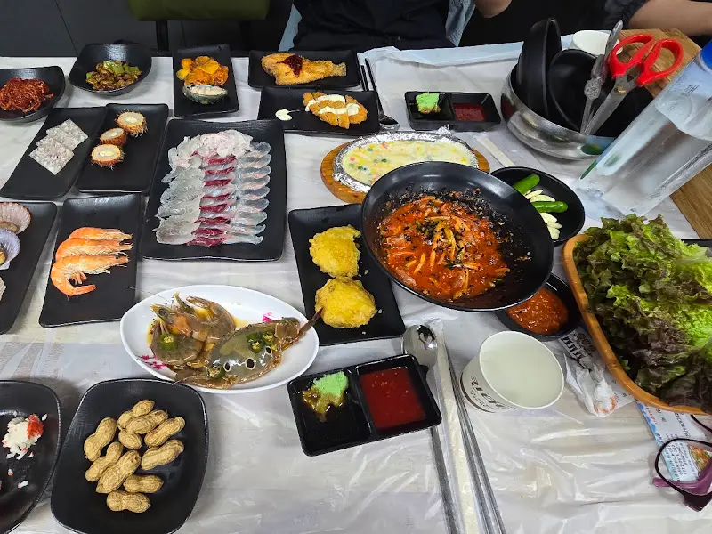 해산물과 곁들임 찬들이 가득한 테이블
