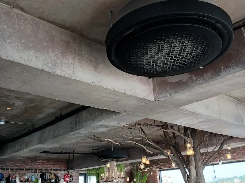 천장에 매달린 다양한 조리 도구들