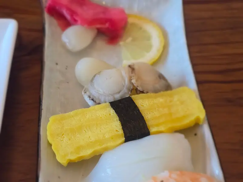 다양한 종류의 스시 모듬